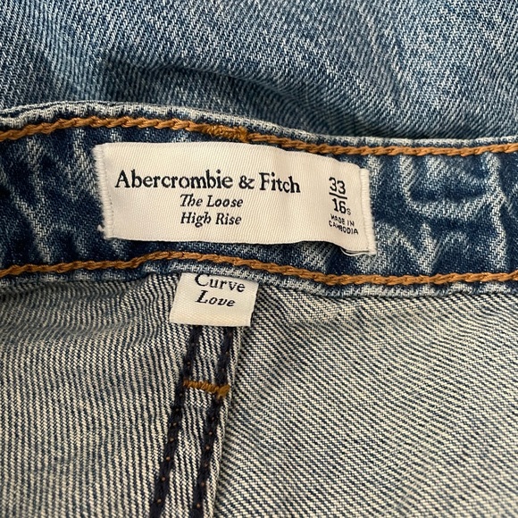 Curve Love High Rise Loose Jean - in Medium, size 33 short / 16 - Picture 8 of 9